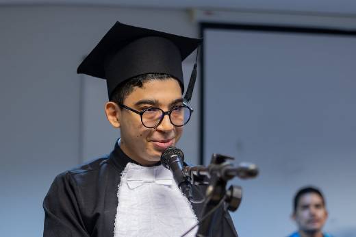 Discurso do orador discente, Pedro Augusto Marinho, foi politizado e contundente (Foto: Guilherme Silva/UFC) Imagem: concludente de beca, orador discente, discursa no púlpito
