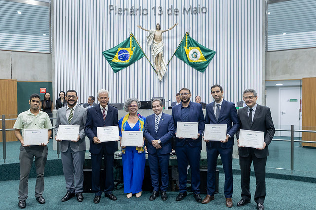 Imagem: Colaboradores da pesquisa com pele da tilápia receberam certificado (Foto: Guilherme Silva/UFC)