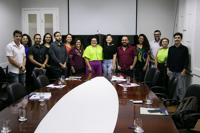 Comissão responsável pelo processo de elaboração e consulta pública da minuta da Política de Prevenção e Enfrentamento aos Assédios e às Discriminações na UFC iniciou os trabalhos em janeiro de 2024 (Foto: Ribamar Neto/UFC) Imagem: pessoas em volta de uma mesa de reunião posam para foto