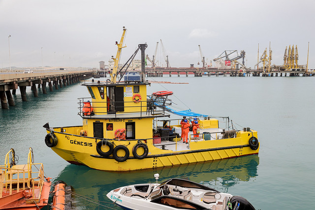 Já foram realizadas quatro campanhas em mar na região adjacente à futura planta da companhia, próximo ao porto do Pecém (Foto: Ribamar Neto/UFC) Imagem: barco utilizado pela Labomar no estudo da vida marinha da região