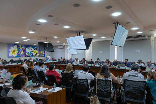 Serão eleitos um representante titular e um suplente para o Consuni e o Cepe (Foto: Guilherme Silva/UFC) Imagem: conselheiros debatem na sala dos conselhos superiores da UFC