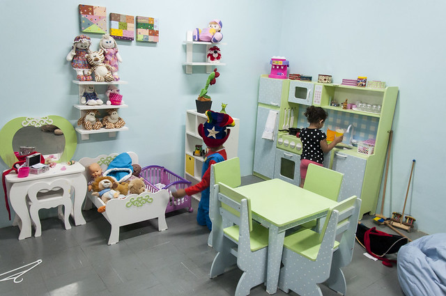 Imagem: Crianças brincando na brinquedoteca 