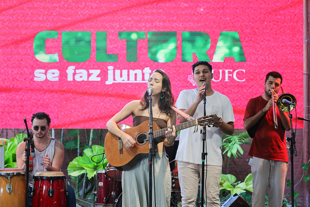 Diversos estudantes da UFC exibiram seu talento em apresentações artísticas na Mostra Nosso Palco, organizada pela Pró-Reitoria de Cultura (Foto: Ribamar Neto/UFC) Imagem: banda se apresenta no palco