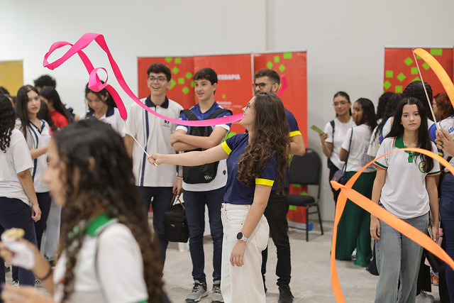 Feira das Profissões da UFC promoveu encontros entre estudantes do ensino médio e da universidade (Foto: Ribamar Neto/UFC) Imagem: estudante brinca com fita típica da ginástica rítmica