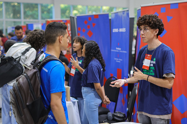 Estudantes do ensino médio puderam conhecer mais sobre as áreas de interesse numa futura vida universitária (Foto: Ribamar Neto/UFC) Imagem: graduando apresenta seu curo para estudante do ensino médio em estande