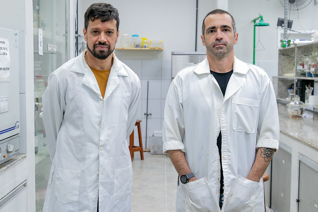 Imagem: Tecnologia foi desenvolvida durante o doutorado de Leandro Miranda (esq.), sob orientação do professor Diego Lomonaco (dir.) (Foto: Guilherme Silva/UFC)