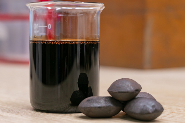 Imagem: Invento utiliza o líquido da castanha de caju para "ligar" partículas finas de materiais siderúrgicos, formando os briquetes (Foto: Guilherme Silva/UFC)