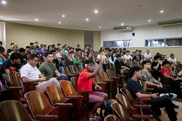 Imagem: Os estudantes ouviram relatos de experiência de ex-beneficiários da Prae (Foto: Gladson Caldas/ UFC Informa)