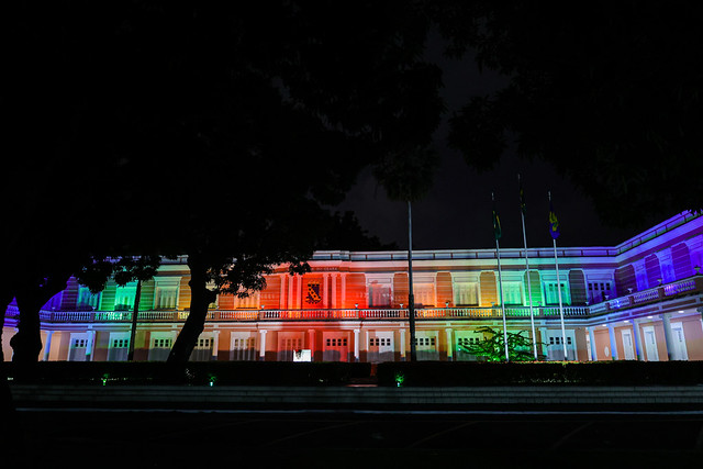 Imagem: Reitoria da UFC iluminada com cores do arco-íris