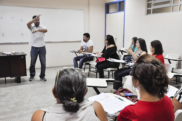 Imagem: professor em sala de aluno do curso de Letras-Libras