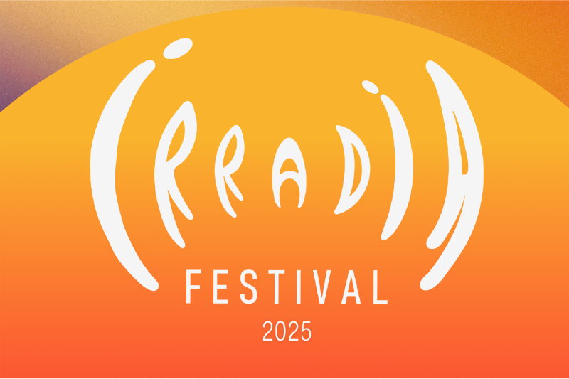 Imagem: A imagem de chamada de trabalhos para o Festival Irradia 2025, da Rádio Universitária FM, apresenta um fundo em degradê com tons vibrantes de laranja, amarelo e nuances suaves de roxo na parte superior esquerda, evocando uma sensação de calor, energia e criatividade.  No centro, em destaque, está o logotipo do festival, com a palavra "Irradia" escrita em tipografia artística, orgânica e fluida, simulando ondas sonoras ou formas em movimento, remetendo diretamente à proposta de arte sonora e radioarte. Abaixo do logotipo, estão as palavras “FESTIVAL 2025” em letras brancas, com fonte limpa, moderna e de fácil leitura.  O design visual transmite dinamismo, inovação e acolhimento, alinhando-se com a proposta experimental e colaborativa do festival, que busca estimular a produção de peças sonoras criativas para veiculação em rádio