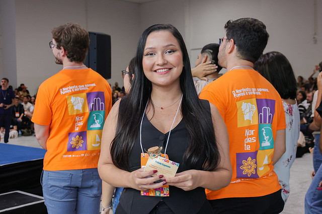 Imagem: estudante segura prêmio