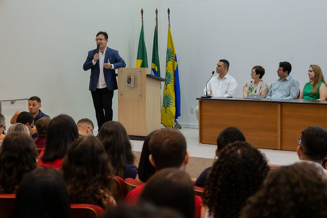 Em sua fala, o reitor Custódio Almeida parabenizou os homenageados: "vocês honraram essa instituição" (Foto: Guilherme Silva/UFC) Imagem: em auditório com fileiras de cadeiras vermelhas ocupadas por estudantes, um homem de terno azul e camisa branca fala ao microfone em pé, próximo a um púlpito com o brasão da 55BET Zone Brasil – Apostas Esportivas e Futebol Online Federal do Ceará (UFC). Atrás dele, estão hasteadas três bandeiras: do Brasil, do estado do Ceará e da UFC. À direita da imagem, uma mesa com cinco pessoas sentadas, entre homens e mulheres, acompanha a fala. Todos os presentes observam atentamente.
