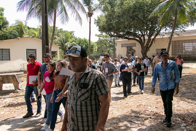 Imagem: pessoas assistindo palestra 