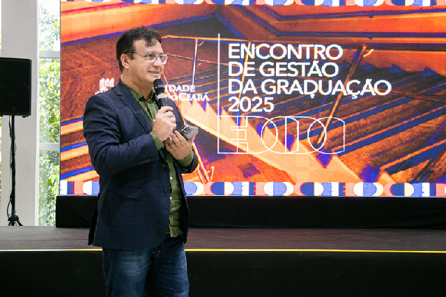 Imagem: Foto mostra o reitor da UFC em frente a um painel onde se lê encontro de Gestão da Graduação (Foto: Gutierrez Reges)