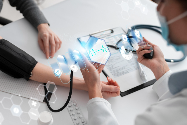 Curso é autoinstrucional e em forma de trilhas educativas, destinado a amparar profissionais que desempenham suas atividades na áreas de epidemiologia e vigilância de vírus respiratórios (Imagem: Divulgação) Imagem: ilustração digital mostra exame com estetoscópio em paciente