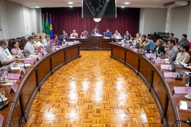 Imagem: sala do Conselho Universitário da UFC, com os membros sentados em seus assenos