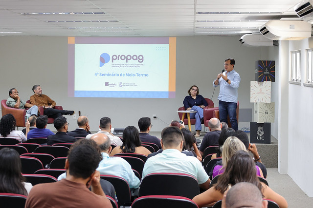 Imagem: reitor da UFC fala ao público durante o seminário