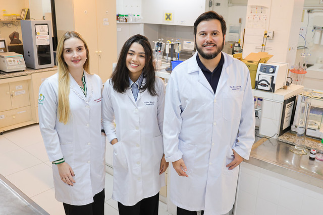 Imagem: Da esquerda para a direita: Raquel Petrilli Eloy, Thais da Silva Moreira e Josimar Eloy, integrantes da equipe da pesquisa (Foto: Ribamar Neto/UFC)