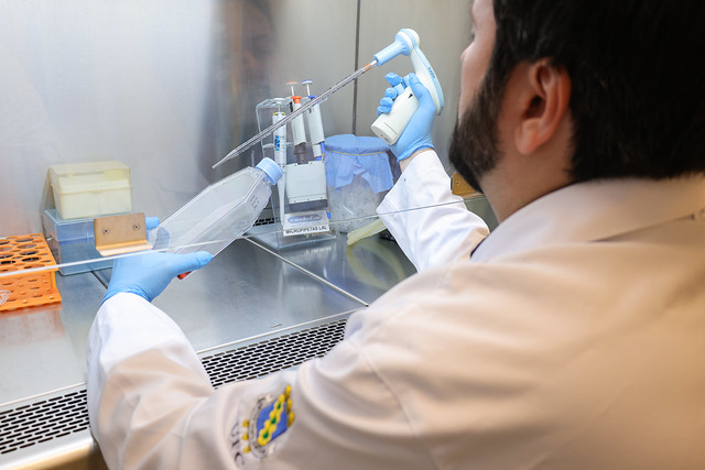 Imagem: Professor Josimar de Oliveira Eloy, do Departamento de Farmácia e coordenador do GPNANO, é um dos participantes do estudo (Foto: Ribamar Neto/UFC) 