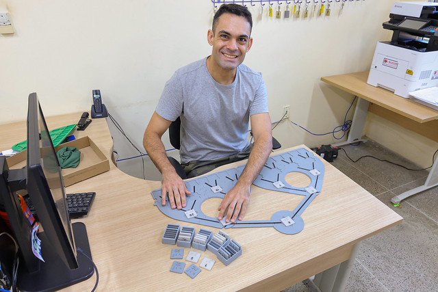 Produto foi elaborado pelo pesquisador e servidor técnico-administrativo da UFC Allan George Bezerra, egresso do curso de Ciência da Computação e que possui deficiência visual (Foto: Ribamar Neto/UFC) Imagem: o pesquisador e servidor técnico-administrativo da UFC Allan George Bezerra apresenta o produto