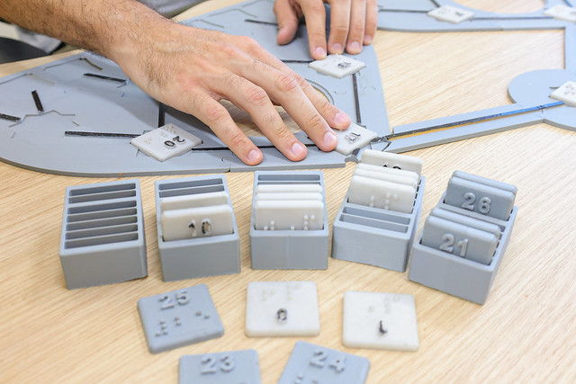 Pesquisa resultou no desenvolvimento de um material educacional tátil e acessível para apoiar estudantes com deficiência visual (Foto: Ribamar Neto/UFC) Imagem: mão manuseia peças táteis que auxiliam estudantes com deficiência visual no ensino da computação