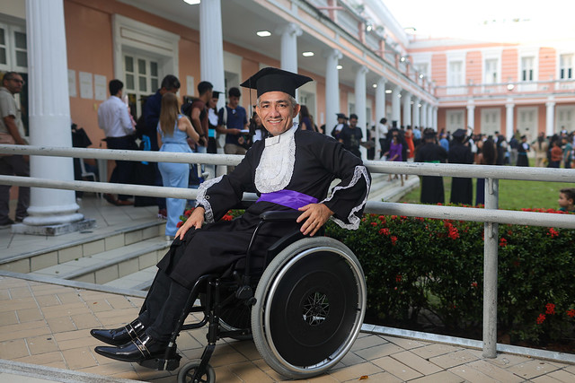 Elinardo, formado em Letras-Inglês, já leciona em uma escola no município de Aracati (Foto: Viktor Braga/UFC) Imagem: Elinardo, formado em Letras-Inglês, já leciona em uma escola no município de Aracati (Foto: Viktor Braga/UFC)