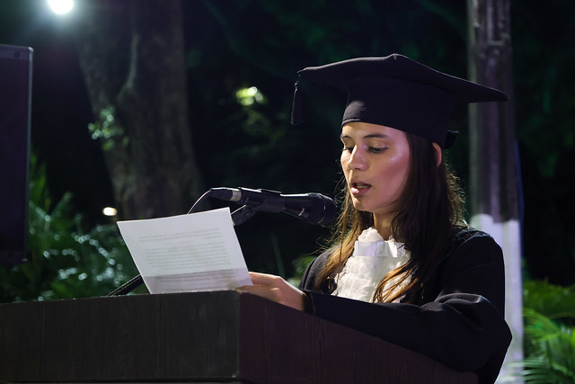 Arianne Lima foi a oradora discente da primeira noite de colação de grau em Fortaleza (Foto: Viktor Braga/UFC) Imagem: Arianne Lima foi a oradora discente da primeira noite de colação de grau em Fortaleza (Foto: Viktor Braga/UFC)
