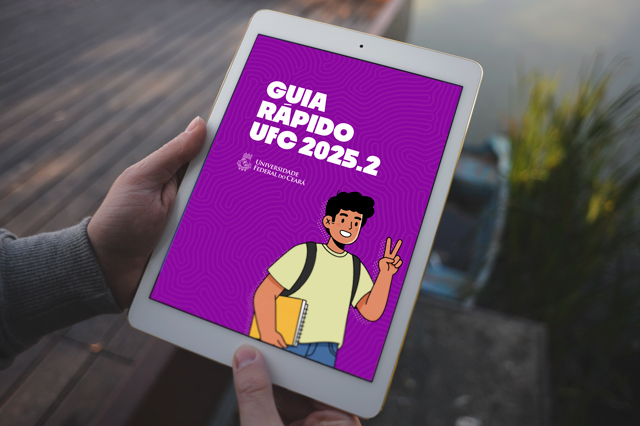 O Guia Rápido UFC 2025.2 foi produzido pela Secretaria de Comunicação e Marketing da universidade (Imagem: Design/UFC Infoma) Imagem: mão segura tablet que mostra capa do Guia Rápido UFC 2025.2