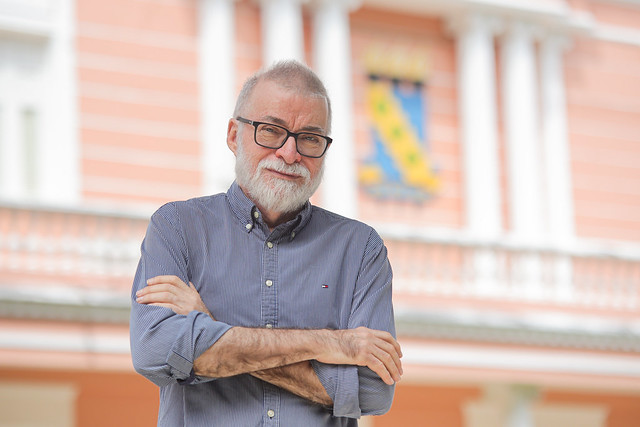 Imagem: O premiado escritor e jornalista Lira Neto, formado na UFC, assina a biografia da universidade (Foto: Ribamar Neto/UFC)