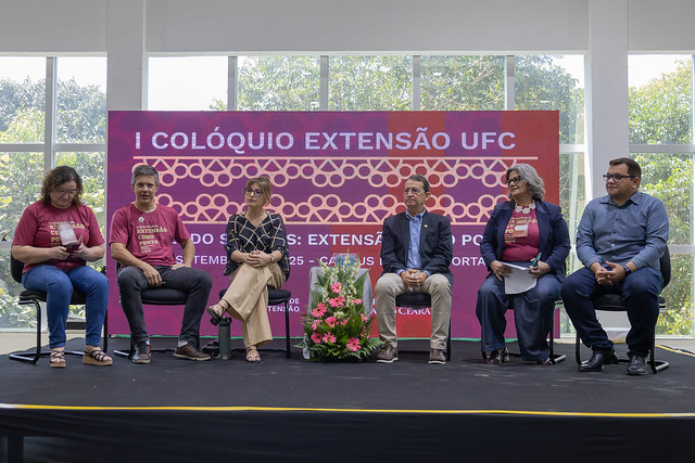 Imagem: representantes de setores da UFC compondo a mesa de abertura do evento