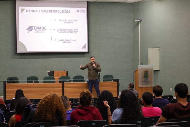 O Enade é um componente curricular obrigatório para todos os cursos de graduação (Foto: Viktor Braga/UFC) Imagem: homem apresenta dados em telão para estudantes sentados em auditório