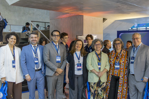 Da esquerda para a direita: Jessika Moreira (diretora do Movimento Pessoas à Frente), desembargador Leonardo Resende (corregedor do TRF5), juiz Julio Coelho (diretor da JFCE), professora Maria Elias (diretora da Eideia-UFC), professora Diana Azevedo (vice-reitora da UFC), professora Bernadete Porto (pró-reitora de Extensão) e professor Davi Romero (pró-reitor de Graduação). (Foto: Guilherme Silva/ UFC Informa) De pé, da esquerda para a direita: Jessika Moreira (diretora do Movimento Pessoas à Frente), desembargador Leonardo Resende (corregedor do TRF5), juiz Julio Coelho (diretor da JFCE), professora Maria Elias (diretora da Eideia-UFC), professora Diana Azevedo (vice-reitora da UFC), professora Bernadete Porto (pró-reitora de Extensão) e professor Davi Romero (pró-reitor de Graduação)