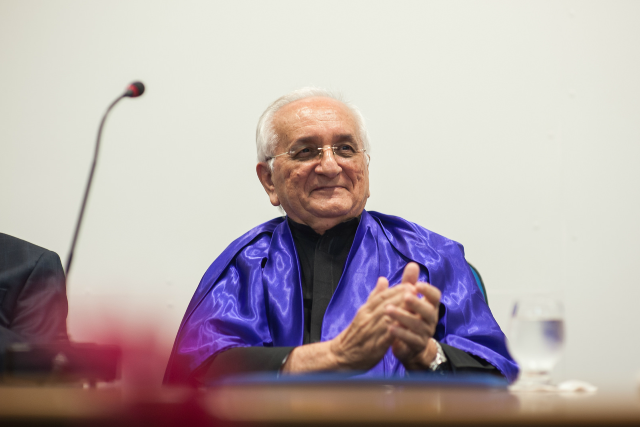 Manfredo Oliveira recebeu o título de Professor Emérito da UFC no dia 28 de abril de 2016, em cerimônia realizada no auditório da Reitoria (Foto: Viktor Braga/ Secom-UFC) Imagem: Manfredo Oliveira recebeu o título de Professor Emérito no dia 28 de abril de 2016