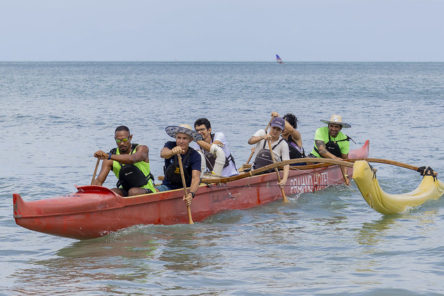 Imagem: Os pesquisadores adaptaram um coletor de baixo custo, acoplado lateralmente às canoas havaianas (Foto: Guilherme Silva/UFC)