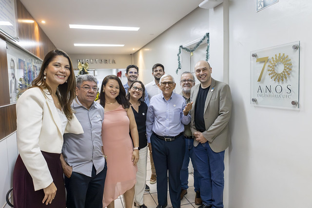 Imagem: professores ao lado da placa em homenagem pelos 70 anos da Escola de Engenharia do Ceará