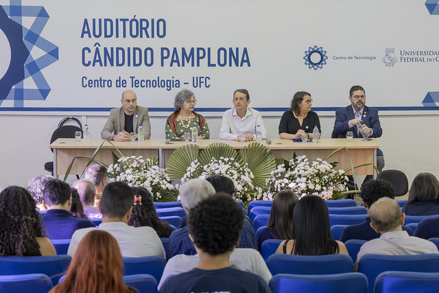 Imagem: mesa de autoridades acadêmicas do evento