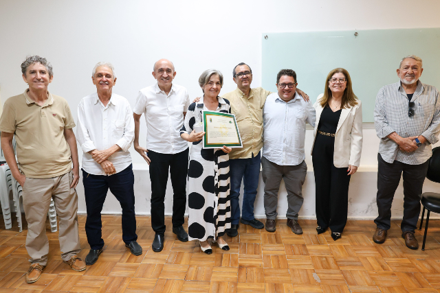 Após a mesa de abertura, foram homenageados servidores falecidos (in memoriam), aposentados e ativos que passaram pelo Dena (Foto: Viktor Braga/Secom-UFC) Imagem: Homenagens no Jubileu de Diamante do Dena