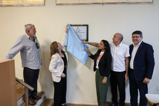 Descerramento da placa do Auditório Prof. Godofredo de Castro Filho (Foto: Viktor Braga/Secom-UFC) Imagem: Descerramento da placa do Auditório do Dena