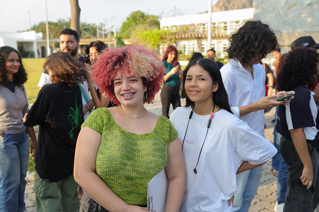 Imagem: duas estudantes sorriem para foto