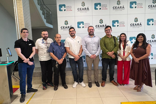 Imagem: De pé, da esquerda para a direita: José Raimundo Sousa (prefeito do Campus de Russas), Messias Simões (anestesiologista do HRVJ), Lindberg Gonçalves (ex-diretor do Campus de Russas), Pablo Soares (vice-diretor do Campus de Russas), Cândido Lobo (diretor do Campus de Russas), Custódio Almeida (reitor da UFC), Ana Paula Guedes (diretora do HRVJ) e Érica Rodrigues (coord. do Centro de Estudos do HRVJ). 