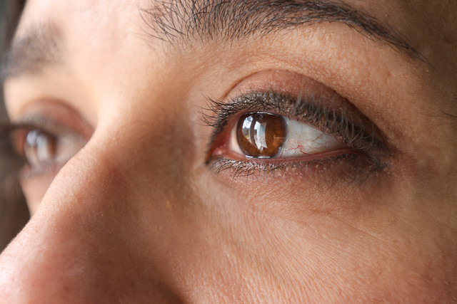 Os pesquisadores projetam que o cenário mais imediato de aplicação é o rastreamento em grande escala de pacientes com diabetes em Fortaleza (Foto: Viktor Braga/UFC) Imagem de um rosto com foco no olho