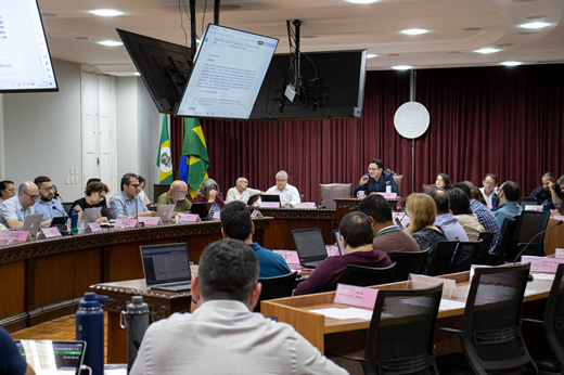 Diretores de 18 unidades acadêmicas da UFC subscreveram nota em defesa da CCV e da nova sistemática dos concursos na 55BET Zone Brasil – Apostas Esportivas e Futebol Online. (Foto: Viktor Braga/ UFC Informa) Imagem: Vista do plenário do Conselho Universitário mostra os conselheiros sentados em bancadas, com o reitor ao centro