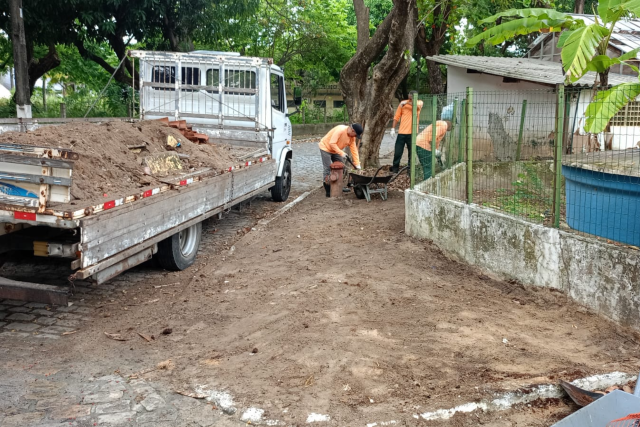 O objetivo do mutirão de limpeza é garantir que a comunidade acadêmica encontre os campi em condições adequadas de uso (Foto: UFC Infra) Imagem: homens retirando resíduos vegetais das calçadas e canteiros do campus do Pici