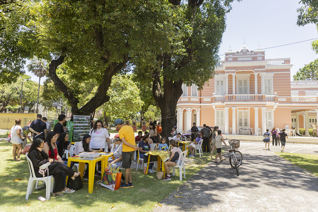 Imagem: crianças brincam nos jardins da Reitoria da UFC