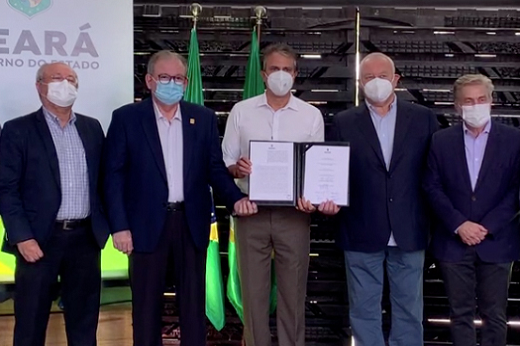 Da esquerda para a direita: Prof. Cândido Albuquerque (reitor da UFC), Ricardo Cavalcante (presidente da FIEC), Camilo Santana (governador), Michele Raffa (CEO da BI Energia) e Luiz Eugênio Pontes (diretor da Cactus Energia Verde). (Foto: Divulgação/Governo do Estado) Imagem: Da esquerda para a direita: Prof. Cândido Albuquerque (reitor da UFC), Ricardo Cavalcante (presidente da FIEC), Camilo Santana (governador), Michele Raffa (CEO da BI Energia) e Luiz Eugênio Pontes (diretor da Cactus Energia Verde). (Foto: Divulgação/Governo do Estado)