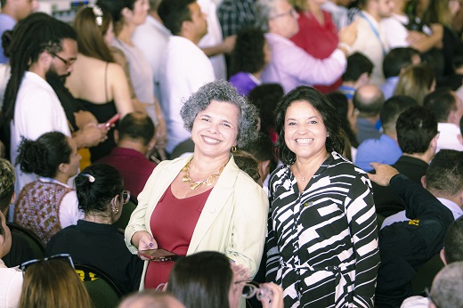 Professoras Diana Azevedo e Ligia Melo participaram da solenidade de assinatura do decreto de criação do campus do ITA no Ceará. (Foto: Éden Barbosa/UFC) Imagem: Professoras Diana Azevedo e Ligia Melo olhando para a câmera e sorrindo. (Éden Barbosa/PROCULT)